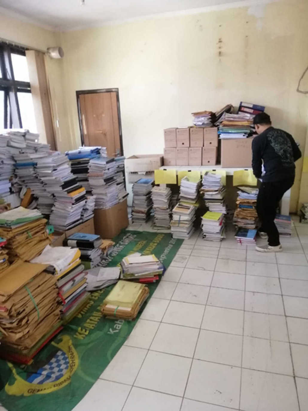 Pegawai sedang rekap berkas